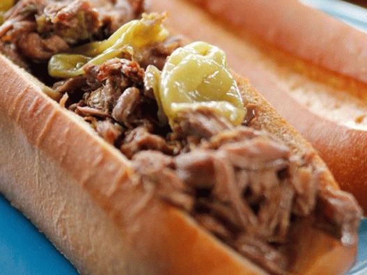 Foto ribana govedina i karamelizirani luk na pecivo