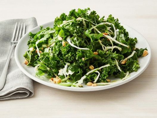 Foto salata od bijelog i kelj