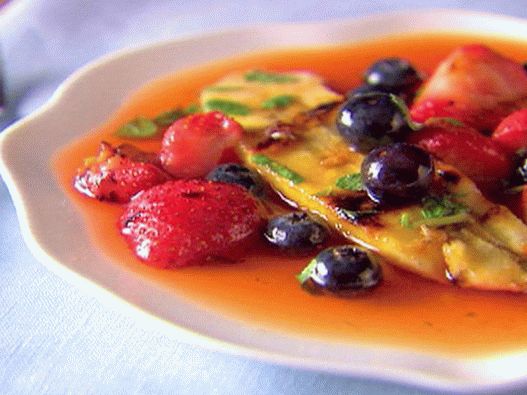 Voćna salata sa žara sa fotografija