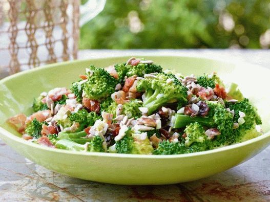 Foto salata od brokule sa raštikama