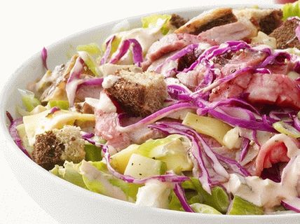 Foto salata od crvenog kupusa sa govedinom