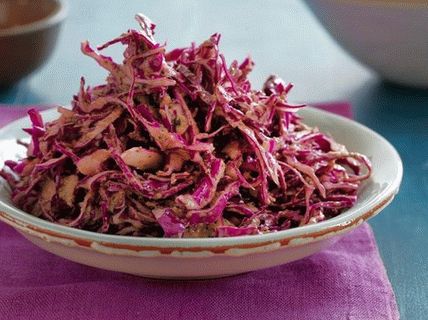 Foto salata od crvenog kupusa sa medom i citrusnim dresingom