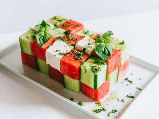 Foto salata od kockica lubenice, krastavca i feta