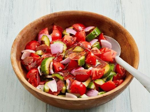 Foto salata od paradajza s hrskavom pancetom