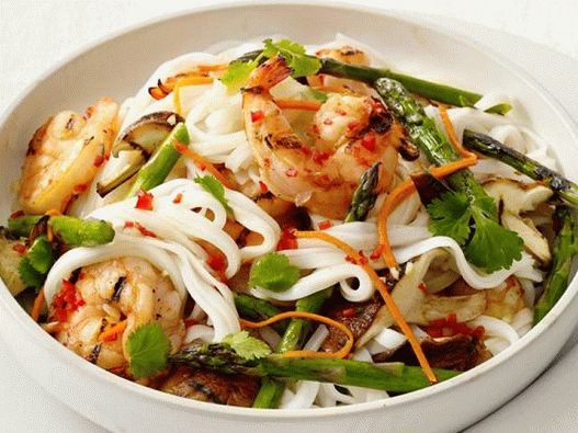 Foto salata od rižine rezance sa kozicama na žaru