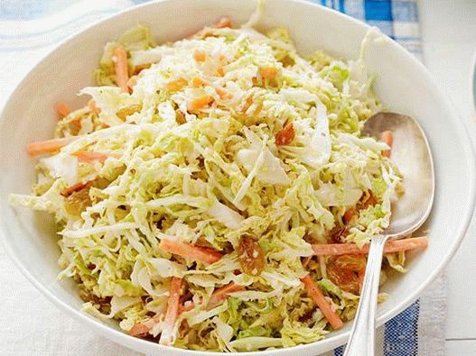 Foto salata od savijanskog kupusa sa đumbirom i grožđicama