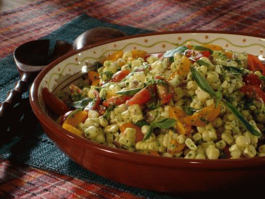 Foto salata od rajčice i kukuruza na žaru sa prelivom od tajlandskog bosiljka