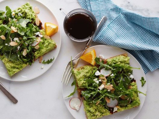 Foto salata za doručak s avokadom na zdravicama