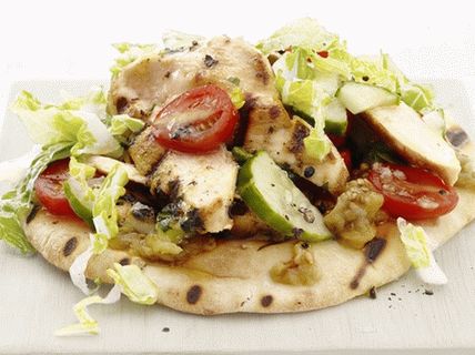 Foto salata na tortilji s prženim pilećim dojkama