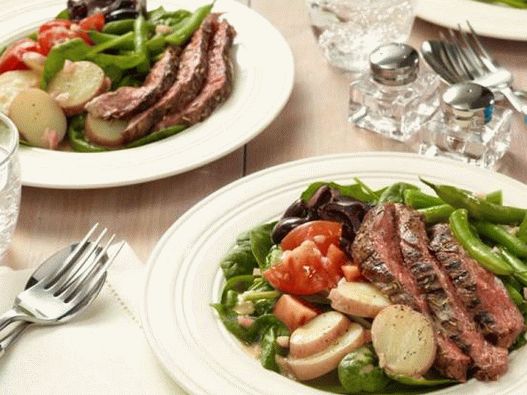 Fotografija Nicoise Salata sa biftekom na žaru