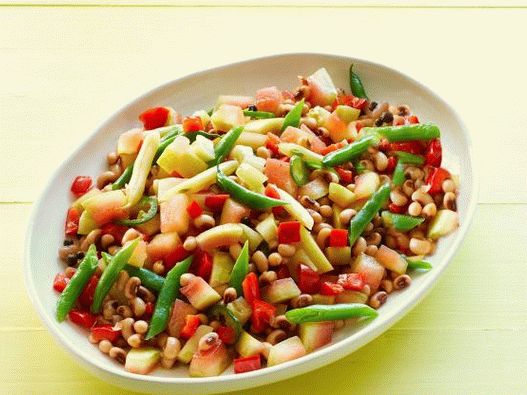 Foto salata sa košticama lubenice i pasuljem