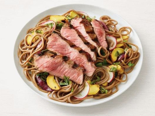 Foto salata sa rezancima od soba i odreskom na žaru