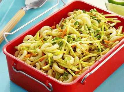 Foto salata sa tjesteninom, brokolijem i chutney sosom