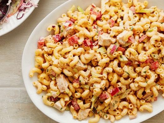 Foto salata s tjesteninom i piletinom na roštilju