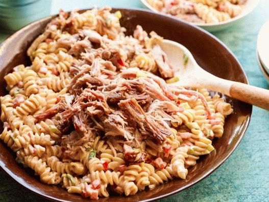 Foto salata s tjesteninom i raženom svinjetinom u preljevu za roštilj