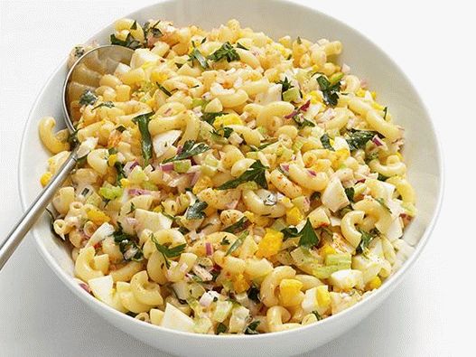 Foto salata s tjesteninom i jajetom