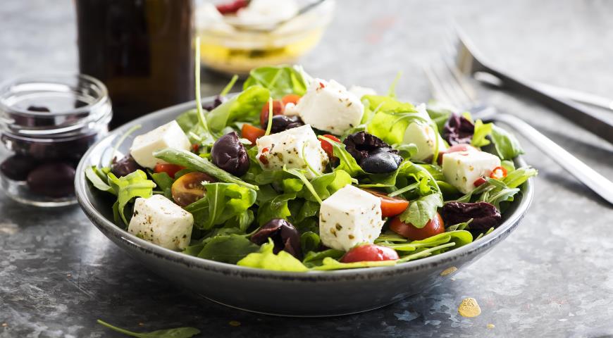 Salata s maslinama i sirom