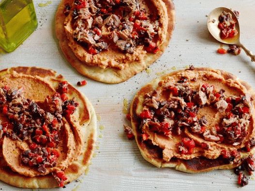 Foto salata od tune na tortilji