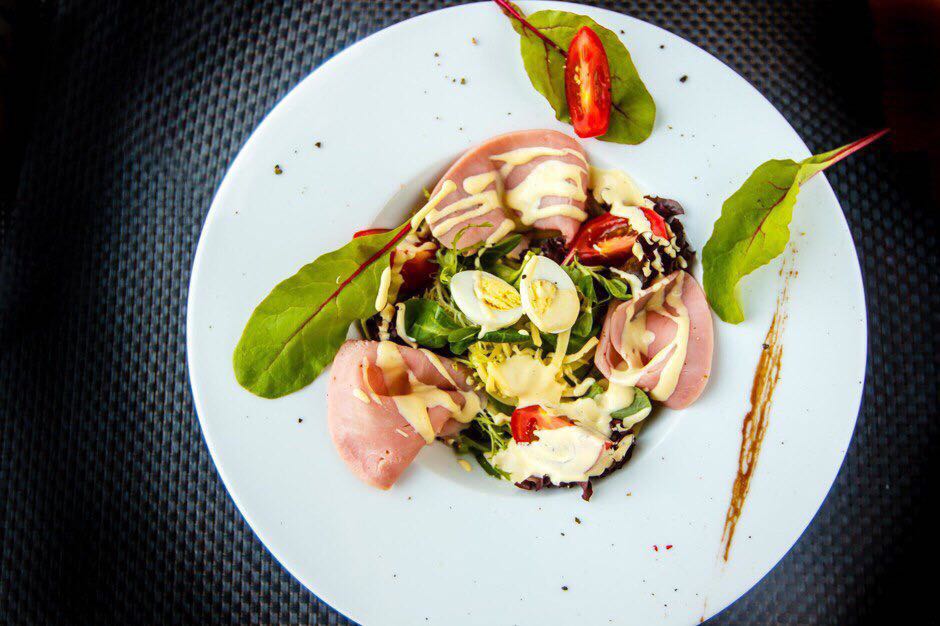 Salata od šunke i sira