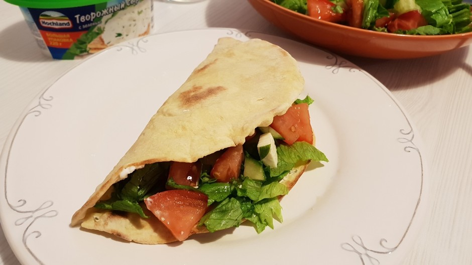 Salata u domaćem pita kruhu