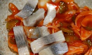 Haringe u umaku od povrća