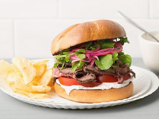 Foto sendvič sa rolicom od govedine i putera
