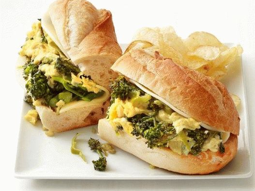 Foto sendvič sa brokolijem i kajganom