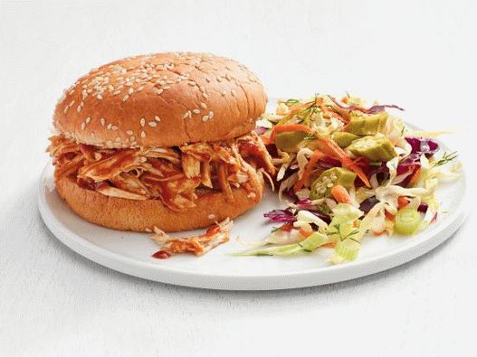 Foto sendvič s pilećim dojkama u umaku za roštilj i salata od salata od kiselog povrća i kisela salata od okraka