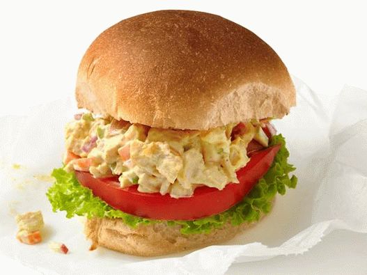 Foto sendvič sa pilećom salatom