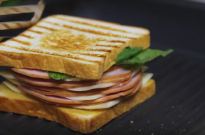 Sendvič sa šunkom i sirom - 2