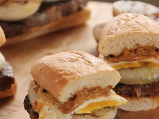 Foto sendviči sa biftekom i prženim jajima
