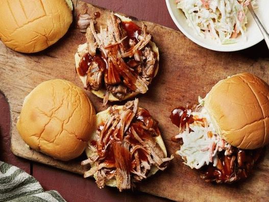 Foto sendviči sa svinjetinom od roštilja kuhani u sporom šporetu