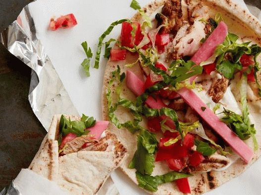 Fotografija Shawarma s piletinom, repom i cveklom