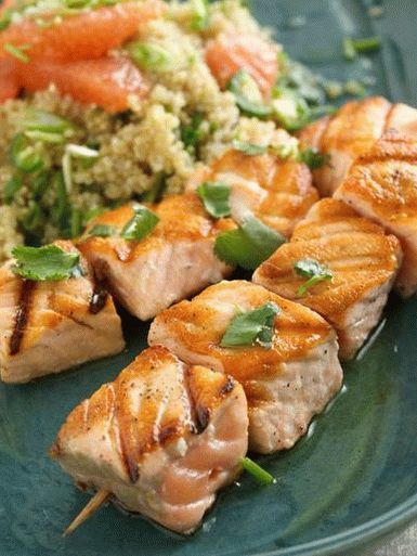 Fotografija šljiva kebaba sa lososom quinoa i grejpfrutom