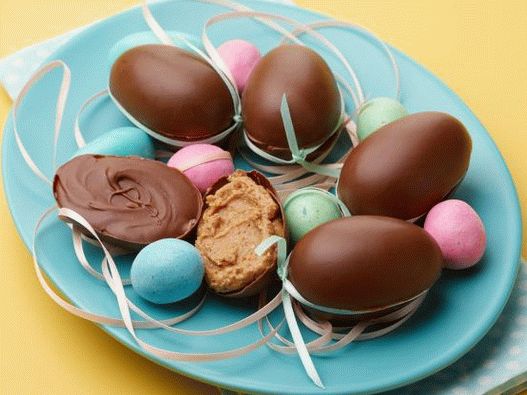 Foto čokoladna jaja punjena maslacem kikirikija