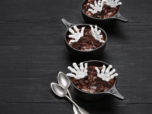 Foto čokoladni puding sa kosturnim rukama