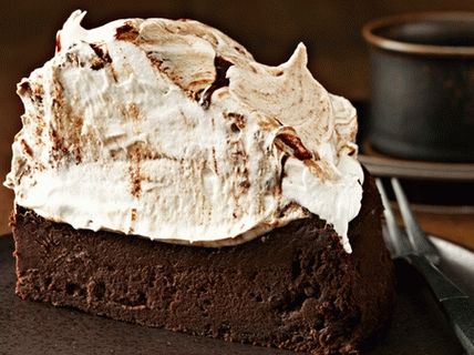 Fotografija čokoladne torte na pivu Meringue