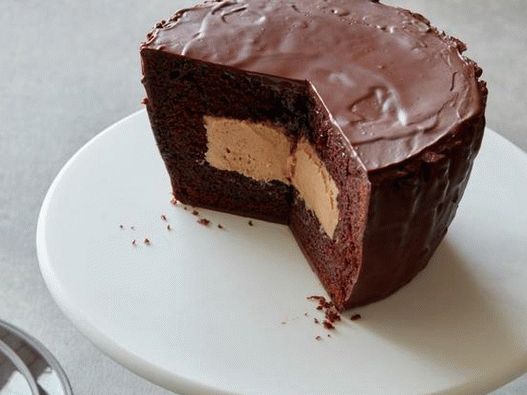 Foto čokoladni kolač sa kikiriki puterom