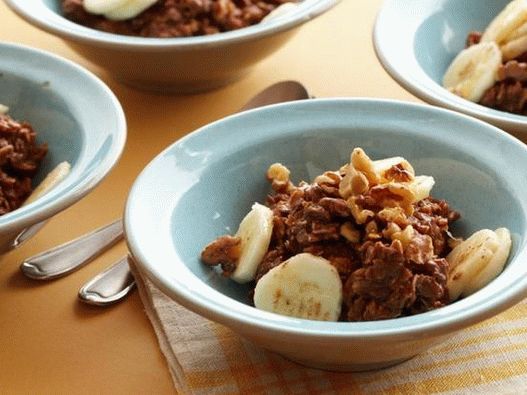 Foto čokolada-banana zobena kaša s orasima