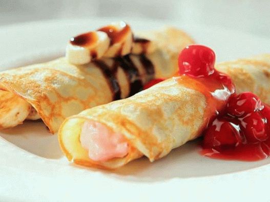 Foto švedske palačinke sa nutelom, bananom i krem ​​sirom