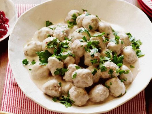 Fotografija švedskih mesnih okruglica u sporom kuhaču