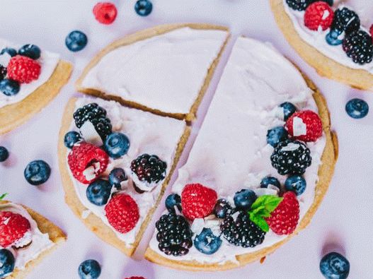 Foto slatka pica s ljetnim bobicama