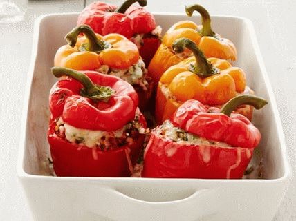 Foto slatke paprike punjene mljevenim puretinom i smeđim pirinčem