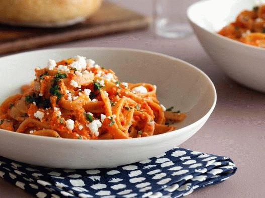 Foto kremasta tjestenina fettuccine