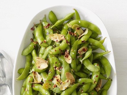 Foto edamame soje u mahunama s prženim češnjakom