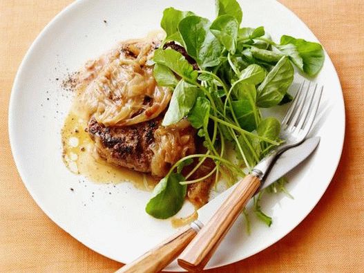 Foto Salisbury odrezak s francuskim lukom Gravy