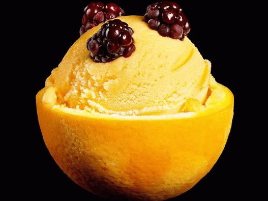 Foto sorbet sa kupinom u čašama od narandže