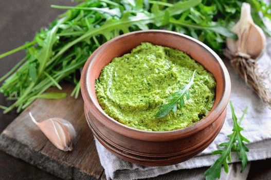 Foto sos od pesto rugole