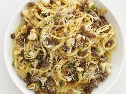 Fotografija špageta s pečenim karfiolom i italijanskim kobasicama