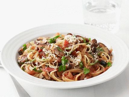 Fotografija špageta sa slaninom, gljivama i začinskim biljem